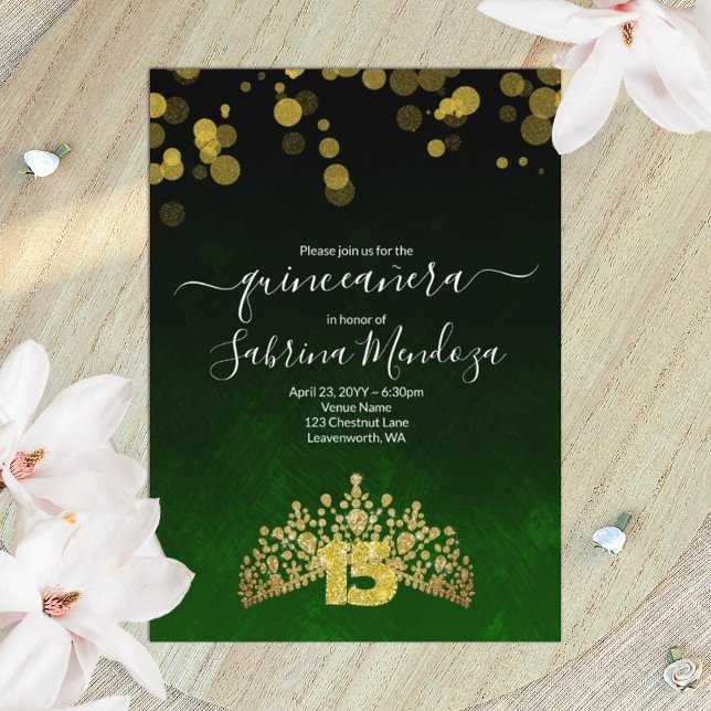 Emerald Green, Gold Tiara Quinceanera Einladung (green and gold tiara Quinceanera invitation, gold glitter number 15, emerald green shimmery lights)
