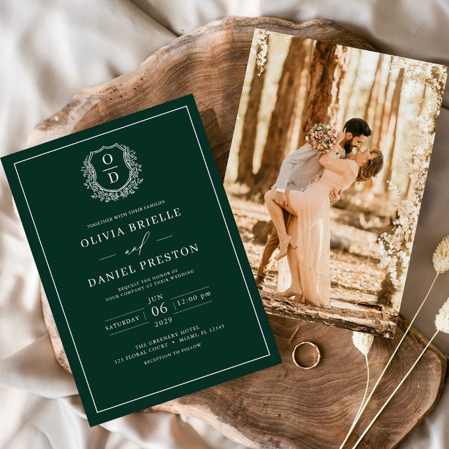 Emerald Green Leafy Wappen Monogram Foto Wedding Einladung (Von Creator hochgeladen)