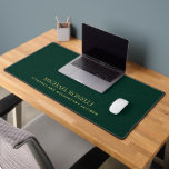 Emerald Green Leather Masculine Eleganter NAME Schreibtischunterlage<br><div class="desc">Das Design verfügt über ein digitales Grafik-Bild zur Simulation einer Lederstruktur und diese Vorlage kann an alle beruflichen Beruf angepasst werden. Dieses elegante und raffinierte, dunkelgrüne Imitat Lederpolster ist ein perfektes Bürogeschenk für Mitarbeiter. Ideal für berufliche Schreibtische oder Büros für jeden Beruf. BITTE BEACHTEN SIE: LEATHER IS A PRINTED EFFECT...</div>