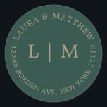 Emerald Green Monogram Wedding Runder Aufkleber<br><div class="desc">Moderner und minimalistischer Hochzeitsaufkleber mit Ihren zwei ersten Monogrammen und Ihrer Adresse. Ein schlichtes Design,  das noch immer elegant und stilvoll wirkt. Diese Umschläge sind eine hervorragende Möglichkeit,  um Ihrer Hochzeitssuite eine elegante Touch hinzuzufügen.</div>