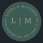 Emerald Green Monogram Wedding Runder Aufkleber<br><div class="desc">Moderner und minimalistischer Hochzeitsaufkleber mit Ihren zwei ersten Monogrammen und Ihrer Adresse. Ein schlichtes Design,  das noch immer elegant und stilvoll wirkt. Diese Umschläge sind eine hervorragende Möglichkeit,  um Ihrer Hochzeitssuite eine elegante Touch hinzuzufügen.</div>