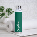 Emerald Green Personalisiert Wedding Bridesmaid Trinkflasche<br><div class="desc">Geben Sie Ihrer Hochzeitsjury oder Ihrer Trauzeugin diese trendige,  vakuumgekühlte Wasserflasche,  die ihren Namen in weißem,  stilisiertem Schrift auf einem smaragdgrünen Hintergrund zeigt,  der zu Ihrem Hochzeitsfarbschema passt. Stellen Sie die Flasche nach Belieben durch Bearbeiten und Ersetzen des Namens durch Ihren eigenen Namen ein. Wählen Sie Ihre Wasserflasche.</div>