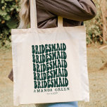 Emerald Green Retro Boho Personalisiert Bacheloret Tragetasche<br><div class="desc">Diese smaragdgrüne personalisierte Bachelorette Tasche ist perfekt für Ihr Brautparty oder Junggeselinnen-Abschied! Es ist nicht nur stylish, es ist auch eine großartige Art, Ihren Brautmädchen zu zeigen, wie wichtig sie sind. Diese Tasche ist mit ihrem Namen und einer besonderen Nachricht personalisiert, sodass es sicher ist, ein Treffer bei jeder Hochzeitsveranstaltung....</div>