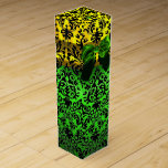 EMERALD GREEN RIBBON, SCHWARZ GOLD ART NOUVEAU DAM Wein-Geschenkverpackung<br><div class="desc">Elegante goldgelbe Geschenkboxen mit lebendigem 3D-smaragdfarbenem Edelstein,  klassischer,  einzigartiger Jugendstildampfer,  leicht anpassbar mit Ihrem Text für Hochzeitswein,  Brautgeschenk,  süße 16, Babyduschen,  Brautparty, Quinceanera Geburtstagspartys, Bat Mitzvah, romantische Verlobung-Duschen,  Weihnachten, Ferien , Wiedersehen, Familienfeiern, Neujahr Jubiläen,  Ansammlungen,  Abschlüsse in der Schule oder einfach nur ein Event,  das Sie sich wünschen!</div>