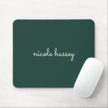 Emerald Green Script | Stilvolle Monogram Modern Mousepad<br><div class="desc">Ein einfaches, individuelles Monogramm-Design in lässiger Handschrift in auffallendem einfarbigem smaragdgrün und weiß. Das Monogramm kann leicht personalisiert sein, um ein Design so einzigartig wie Sie sind zu machen! Das perfekte trendige Geschenk oder Accessoire für jeden Anlass.</div>