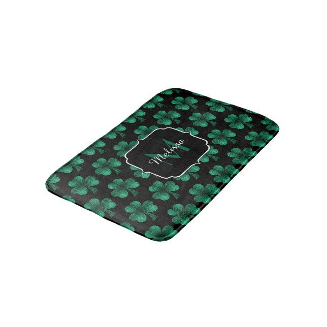 Emerald Green Sparkle Kleeblatt Black Monogram Badematte (Schrägansicht)