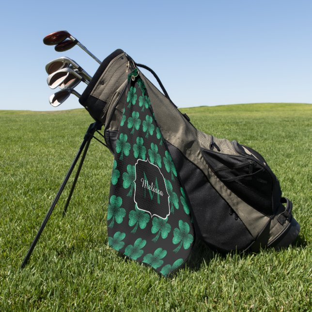 Emerald Green Sparkle Kleeblatt Black Monogram Golfhandtuch (Gras)