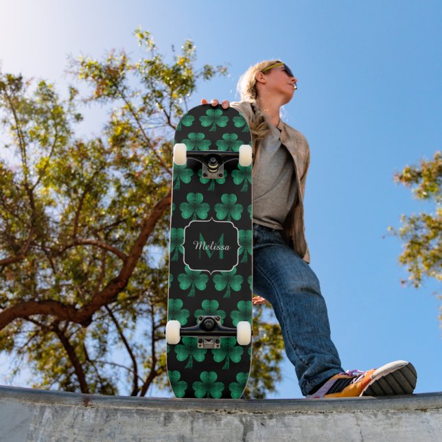 Emerald Green Sparkle Kleeblatt Black Monogram Skateboard (Außenbereich 1)