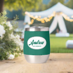 Emerald Green Stylized Name Wedding Trauzeuge<br><div class="desc">Gönnen Sie Ihrem Hochzeitsreisenden einen Trauzeuge mit diesem personalisierten Edelstahl-Edelstahlwascher,  der in einem weißen,  ovalen Design in einem stilisierten Drehbuch seinen Namen trägt. Hintergrundfarbe und Skript ist ein Smaragdgrün. Personalisieren Sie Ihren Weinwäscher,  indem Sie den Namen mit dem gewünschten Namen bearbeiten und ersetzen. Erhältlich in vielen beliebten Hochzeitsfarben.</div>