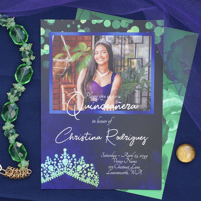 Emerald Green Tiara, Sapphire Blue Quinceanera Einladung (Sapphire blue, emerald green tiara crown quinceanera invitations, elegant royal blue and green)