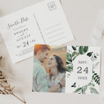 Emerald Greenery Foto Save the Date Einladungspostkarte<br><div class="desc">Dieses smaragdgrüne Foto Save the Date Postkarte ist perfekt für eine Hochzeit. Das elegante und dennoch rustikale Design besticht durch stimmungsvolle,  dunkelgrüne Blätter und Eukalyptus mit einem modernen böhmischen Waldgefühl.</div>