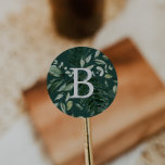 Emerald Greenery | Green Monogram Umschlag Aufkleb Runder Aufkleber<br><div class="desc">Diese smaragdgrünen Monogramm-Umschlag Aufkleber sind perfekt für eine Hochzeit. Das elegante und dennoch rustikale Design besticht durch stimmungsvolle,  dunkelgrüne Blätter und Eukalyptus mit einem modernen böhmischen Waldgefühl. Personalisieren Sie das Etikett mit dem letzten Anfang der Braut und Bräutigam.</div>