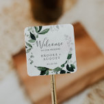 Emerald Greenery Wedding Willkommen Quadratischer Aufkleber<br><div class="desc">Diese smaragdgrünen Begrüßungsaufkleber sind perfekt für eine Hochzeit. Das elegante und dennoch rustikale Design besticht durch stimmungsvolle, dunkelgrüne Blätter und Eukalyptus mit einem modernen böhmischen Waldgefühl. Personalisieren Sie diese Aufkleber mit dem Ort Ihrer Hochzeit, Namen und Hochzeitsdatum. Diese Labels eignen sich ideal für Hochzeiten in Urlaubsort und Begrüßungstaschen für Hotelgäste....</div>