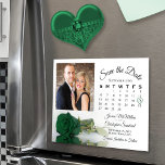 Emerald-Rose-Kalender-Foto Speichern Sie das Datum Magneteinladung<br><div class="desc">Diese wunderschönen Magnetkarten sind der perfekte Weg, um Ihre Familie und Ihre Freunde wissen, Save the Date für Ihre kommende Hochzeit lassen. Das romantische Design besticht durch einen Single, der sich in einer smaragdgrünen Rose auf seiner Seite befindet und in einem Wasserbecken mit dem Foto darüber reflektiert oder spiegelt. Rechts...</div>