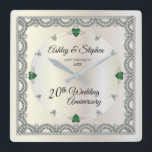 Emeralds | Diamanten 20. Hochzeitstag Quadratische Wanduhr<br><div class="desc">Opulente Eleganz umrahmt dieses 20-jährige Hochzeitsstipendesign in einem einzigartigen geschmolzenen Diamantendesign mit Diamanten- und Smaragdakzenten anstelle von Zahlen und Imitaten, die Glitzern auf einem weißen goldfarbenen Farbverlauf hinzufügen. Bitte beachten Sie, dass alle Verzierungen bedruckt sind und nur so gedruckt werden, dass sie möglichst real in einem flachen, bedruckten Design erscheinen....</div>