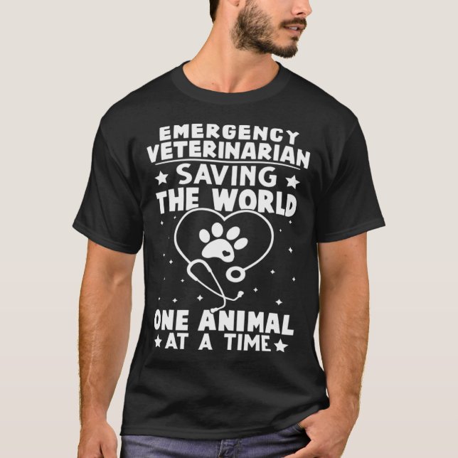 Emergency Veterinarian Saving The World Animal At  T-Shirt (Vorderseite)