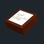 Emilia angepasster Name, beginnend mit E-Geschenkb Schmuckschachtel<br><div class="desc">Hübsche personalisierte Sake-Geschenkboxen. Ideal,  um ein besonderes Geschenk zu präsentieren. Geschenkboxen liest derzeit Emilia oder Sie können mit Ihrem eigenen Namen personalisiert werden,  beginnend mit dem Buchstaben E. © Original Letter Art zeichn and design by Sarah Trett. www.sarahtrett.com für www.mylittleeden.com</div>