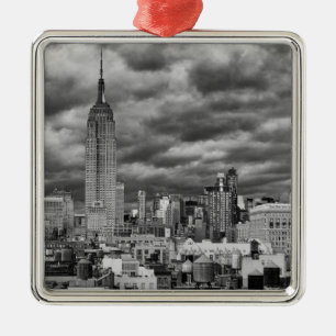 Emp St Bldg, stürmische NYC-Skyline, S/W Silbernes Ornament