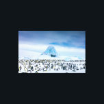 Emperor Penguin Colony Leinwanddruck<br><div class="desc">Dieses Foto besticht durch eine Kaiserpinguinkolonie mit gefrorenen Eisbergen als Kulisse.</div>