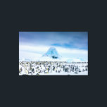 Emperor Penguin Colony Leinwanddruck<br><div class="desc">Dieses Foto besticht durch eine Kaiserpinguinkolonie mit gefrorenen Eisbergen als Kulisse.</div>