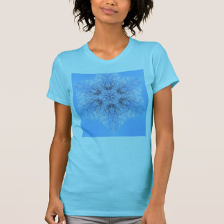Empfindliches blaues Schneeflocke-Fraktal T-Shirt