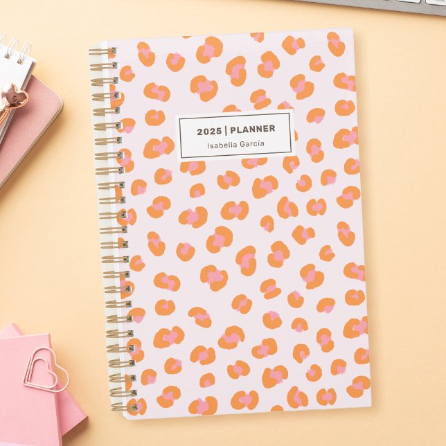 Empreinte de léopard moderne Pink Orange Planifica (Personalize this beautiful leopard print weekly monthly planner in orange and pink colors.)