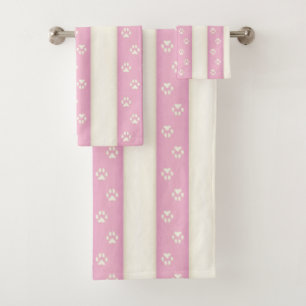 Empreintes de pattes de chien sur les bandes rose