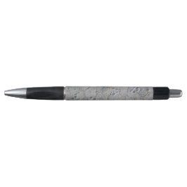 Empreintes de pattes sur un stylo de chemin de ter