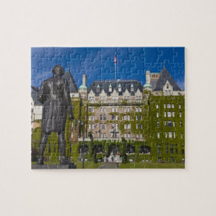 Empress Hotel und Statue von Kapitän James Cook,