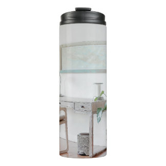 EMPTY DESK NEAR CURTAIN THERMOSBECHER