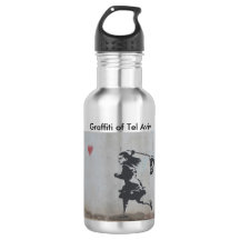 Bouteille d'eau avec le graffiti du coeur