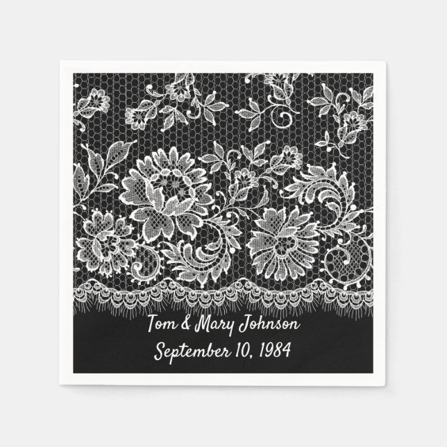 En Papier Anniversaire De Dentelle Blanche Sur Des Serviette (Devant)