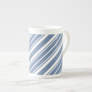 En Porcelaine Bleu d'indigo, tasse de coutil blanche de