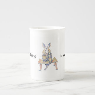 En Porcelaine Dessin d'Aardvark assis et buvant d'une tasse