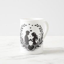 Tasse à café avec silhouette de couple romantique