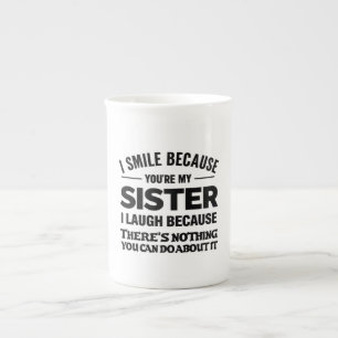 En Porcelaine Tasse drôle pour sœur – “Je souris parce que tu es