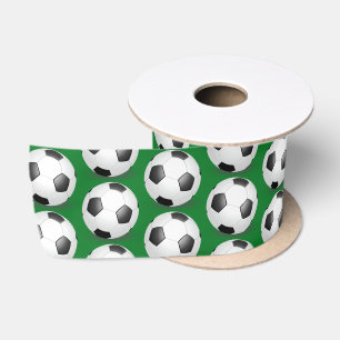 En Satin Ballons de soccer sur ruban satiné vert