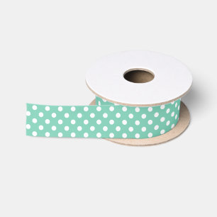 En Satin Blanc de ruban de point de polka sur le vert
