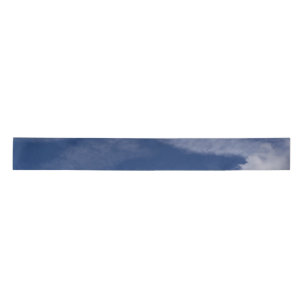 En Satin ciel bleu et nuages blancs sur un ruban
