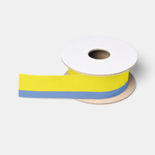 En Satin Jaune et ruban bleu de ciel