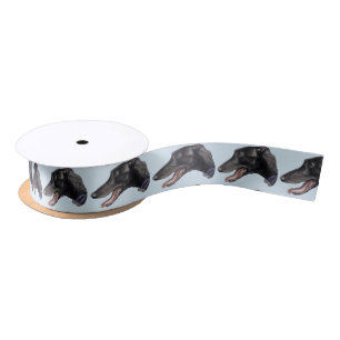 En Satin Ruban noir de DogArt de profil de lévrier