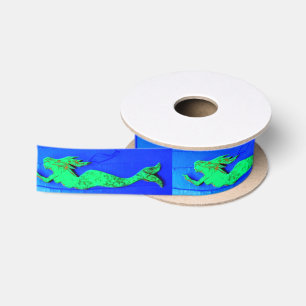 En Satin sirènes vertes de natation sur le ruban bleu de