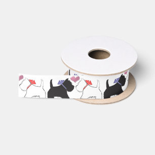 En Satin Westie mignon poursuit le ruban d'art
