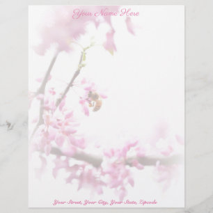 En-tête De Lettre Redbud et abeille à miel au printemps