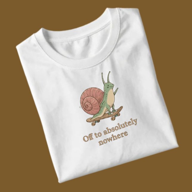 En Tri-matière Funny Snail Skateboard T-Shirt – Cute Aesthetic (Mockup image for display purposes only. Actual product colors and placement may vary slightly)