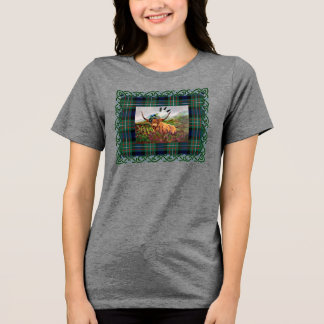 En Tri-matière T-Shirt vache écossaise dans la bruyère