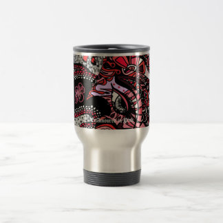 Enamouré dans la tasse de café rose de voyage