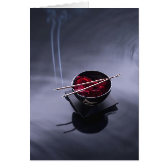 Encens brûlants au-dessus du bol de pétales (Devant)