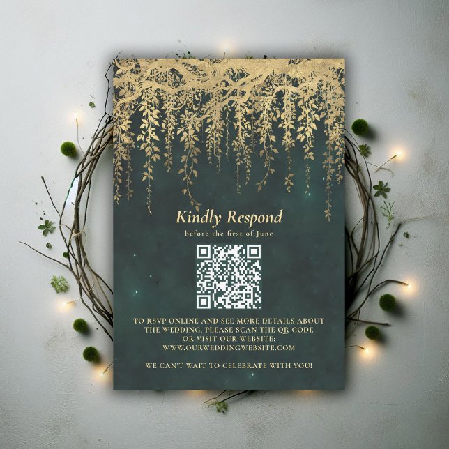 Enchanted Forest Magical Gold Vine Wedding QR RSVP Karte (enchanted forest wedding rsvp qr code hanging greenery vines emerald green gold modern classic)