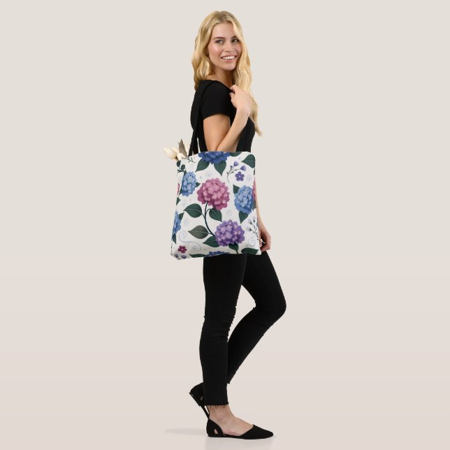 Enchanting Hydrangea Garden Wird Dreamy Floral Tasche (Am Model)